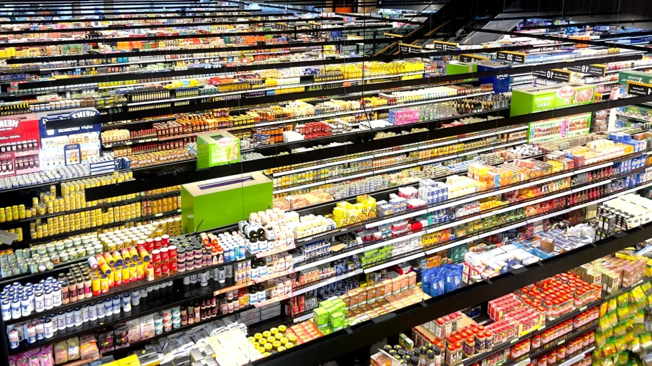 Market koridorunda raf düzeni